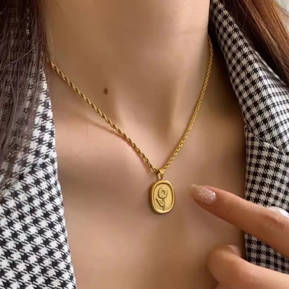 18K GP Flower Necklace NEW